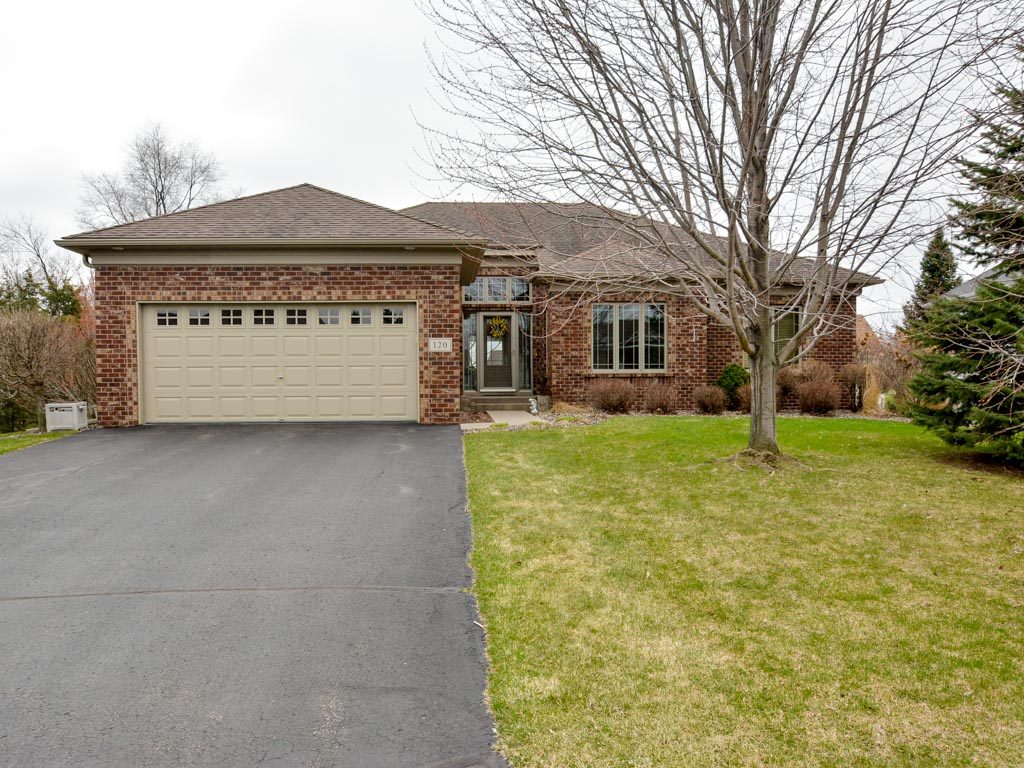 Top Selling REMAX Realtors in Hudson WI, John and Becky Durham present this one level Hudson WI home with a main floor master suite, open floor plan, finished walk out lower level with a full kitchen, and an association maintained yard.